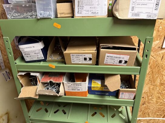 Stålreol med diverse skruer, søm m.m.