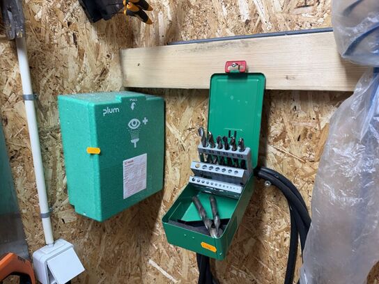 Værktøjsvæg med diverse værktøj, bor m.m.