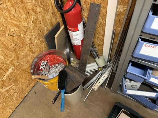 Stålreol med bolte, møtrikker m.m.