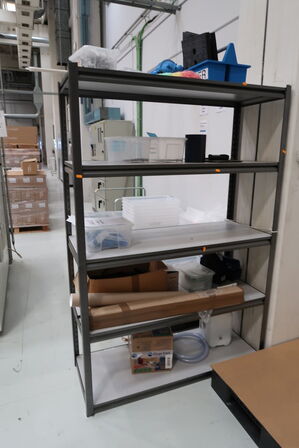 Lagerreol med indhold