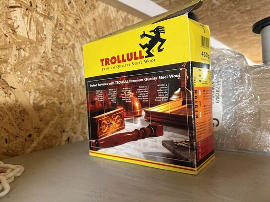 2 stk. stålreoler med diverse reservedele, skruer m.m.