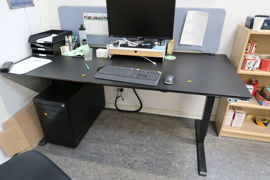 El. hæve/sænke skrivebord uden indhold samt kontorstol og skuffemodul