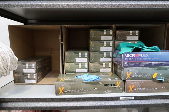 2 stk. lagerreoler med div. Engangshandsker, filtre, affaldsække m.m.