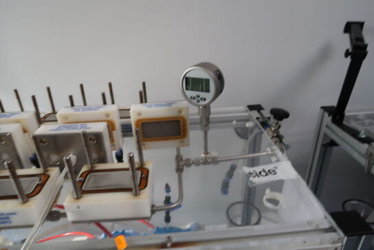 Teststation med div. Trykmålere m.m. (pumper medfølger ikke)