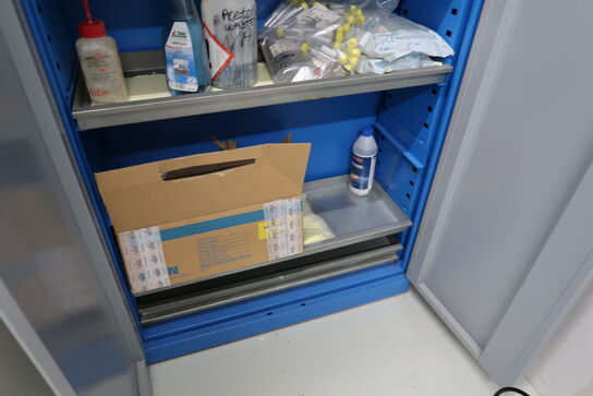 Stålskab med indhold