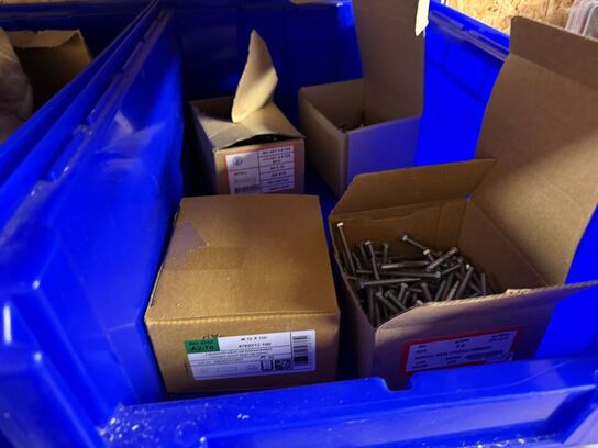 2 stk. stålreoler med diverse reservedele, skruer m.m.