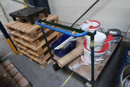 Opbevaringsvogn med indhold