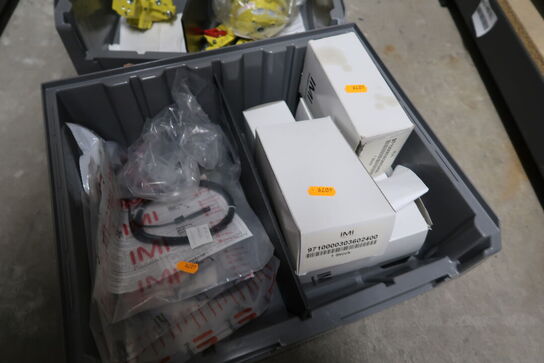 Kasse med div. Varelager og reservedele