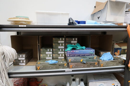 2 stk. lagerreoler med div. Engangshandsker, filtre, affaldsække m.m.