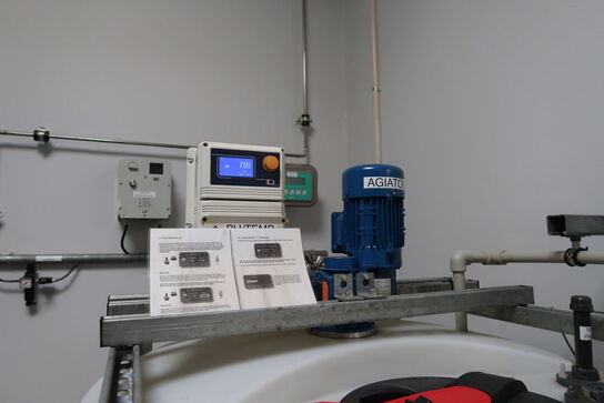 Plasttank med omrører med Tempereringsaggregat BOE-THERM Multi-Temp 95