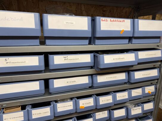 Stålreol med bolte, møtrikker m.m.