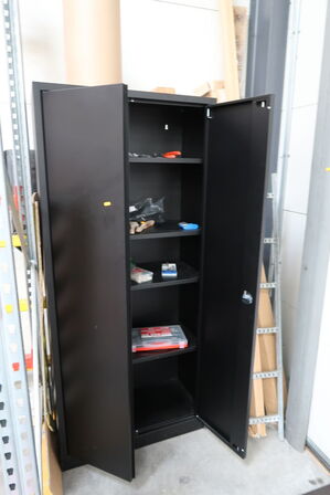 Stålskab med indhold