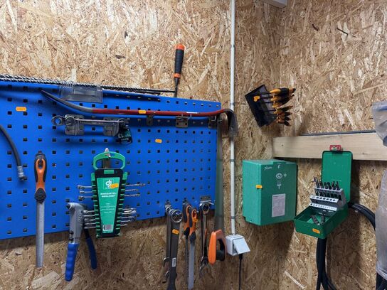 Værktøjsvæg med diverse værktøj, bor m.m.