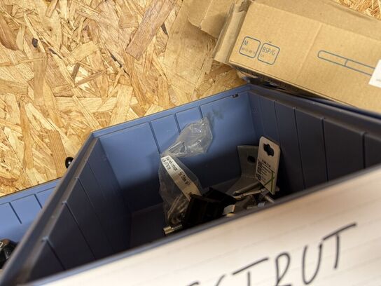 Stålreol med bolte, møtrikker m.m.