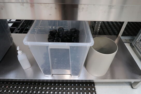 Gummimåtte samt div. Kasser med indhold