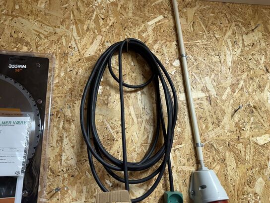 Stålreol med diverse skruer, søm m.m.