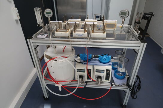 Teststation med div. Trykmålere m.m. (pumper medfølger ikke)