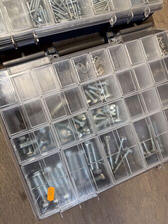 4 stk. sortimentskasser med bolte, møtrikekr og skruer