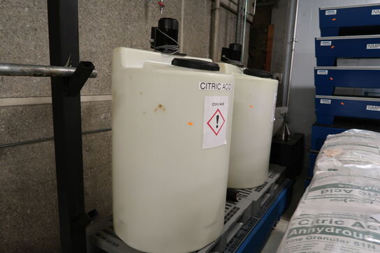 2 stk. tønder med pumpe