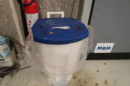 Skraldespand, afrullerstativ m.m.