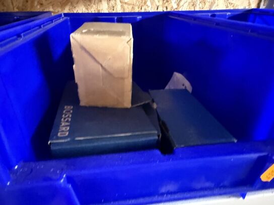 2 stk. stålreoler med diverse reservedele, skruer m.m.