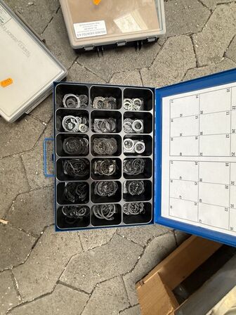 Diverse clips, skruer m.m.