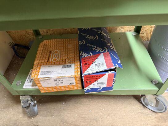 Stålreol med diverse skruer, søm m.m.