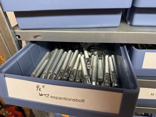 Stålreol med bolte, møtrikker m.m.