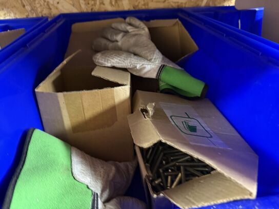 2 stk. stålreoler med diverse reservedele, skruer m.m.