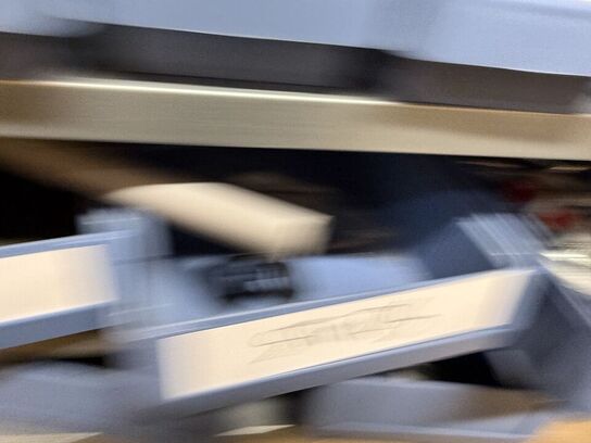 Stålreol med bolte, møtrikker m.m.