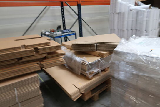 3 stk. paller med papkasser