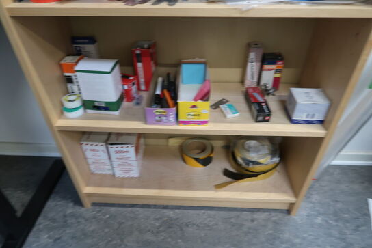 Computerskærm SAMSUNG S24E450, tastatur, mus samt reol med indhold