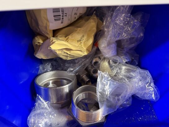 2 stk. stålreoler med diverse reservedele, skruer m.m.