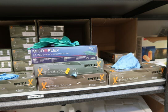 2 stk. lagerreoler med div. Engangshandsker, filtre, affaldsække m.m.