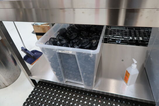 Gummimåtte samt div. Kasser med indhold