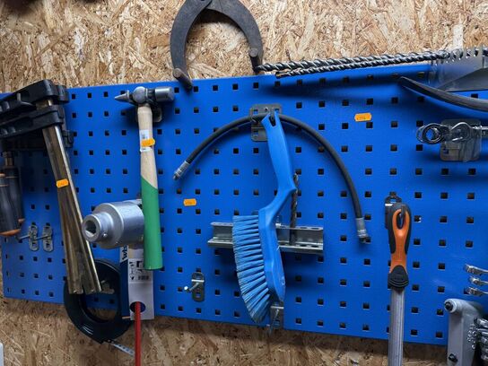 Værktøjsvæg med diverse værktøj, bor m.m.