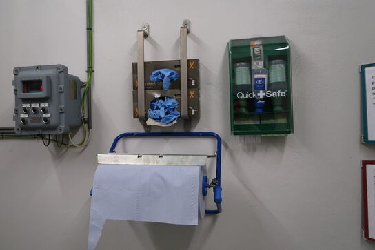 Øjenskyllestation, afrullerstativ, engangshandsker