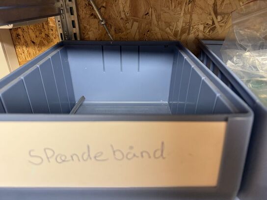 Stålreol med bolte, møtrikker m.m.