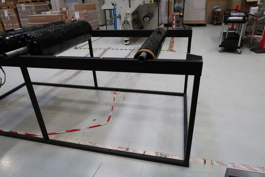 Opbevaringsbord med indhold