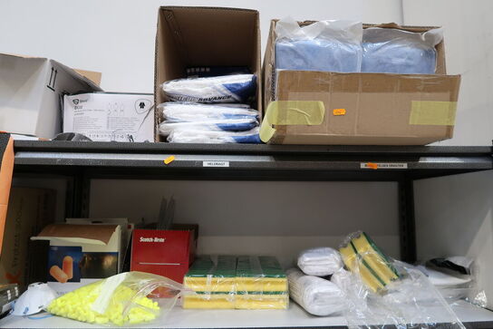 2 stk. lagerreoler med div. Engangshandsker, filtre, affaldsække m.m.