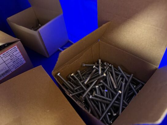 2 stk. stålreoler med diverse reservedele, skruer m.m.