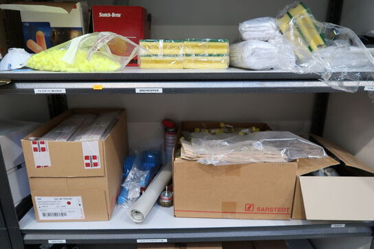 2 stk. lagerreoler med div. Engangshandsker, filtre, affaldsække m.m.