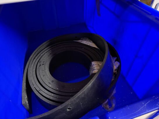 2 stk. stålreoler med diverse reservedele, skruer m.m.