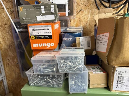 Stålreol med diverse skruer, søm m.m.