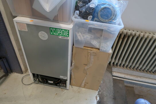 Køleskab div. Varelager m.m.