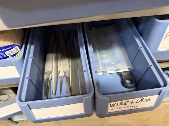 Stålreol med bolte, møtrikker m.m.