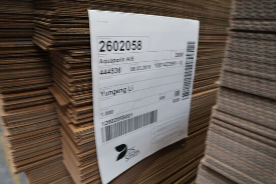 2 stk. paller med papkasser