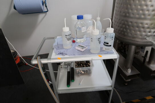 Opbevaringsvogn med indhold