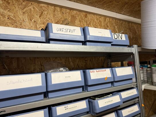 Stålreol med bolte, møtrikker m.m.