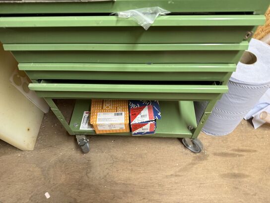 Stålreol med diverse skruer, søm m.m.